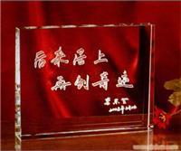 水晶紀(jì)念品的多元應(yīng)用 從企業(yè)認(rèn)證到同窗情誼的藝術(shù)載體